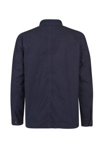 Marineblauwe katoenjack met een kraag, lange mouwen en knoopaccenten. Beschikt over een naad in het midden en een gladde textuur.