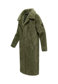 Olijfgroene, lange, fuzzy jas van zacht materiaal. Voorzien van een brede kraag, twee zijzakken en een detail op de mouw.