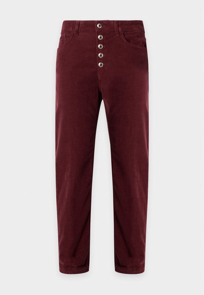 Pantalon bordeaux taille haute avec cinq boutons argentés visibles et poches avant, présenté sur un fond clair uni.