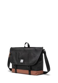 Borsa a tracolla nera con dettagli inferiori marroni, realizzata in materiale resistente. Presenta una chiusura a pattina, una tracolla regolabile e un logo sulla parte anteriore.