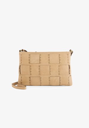 Beige læder clutch taske med rektangulær form, syede firkantede mønstre, lynlåslukning og en aftagelig skulderrem.