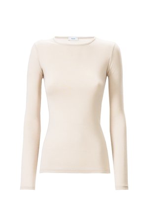 Top beige a maniche lunghe realizzato in tessuto morbido e liscio. Presenta un collo a giro e un design aderente senza motivi o hardware visibili.