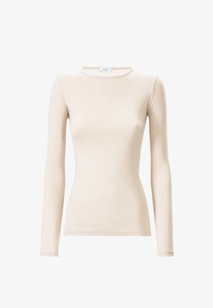 Top beige a maniche lunghe realizzato in tessuto morbido e liscio. Presenta un collo a giro e un design aderente senza motivi o hardware visibili.