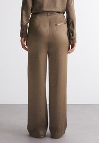 Marc O'Polo PLEATED STYLE WELT POCKETS - Stoffhose - melted nougat