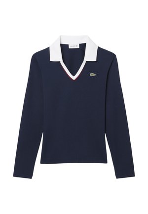 Polo a maniche lunghe blu navy con colletto bianco e scollatura a V, caratterizzato da cuciture rosse a contrasto e un logo verde sul petto.