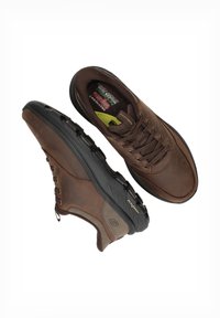 Bruine wandelschoenen met leren bovenwerk, vetersluiting en rubberen zolen. Voorzien van een gepolsterde kraag en logodetail aan de zijkant.