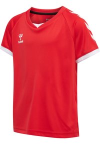 Rode polyester voetbalshirt met korte mouwen, ronde hals, witte accenten op de mouwen en een logo op de borst. Gladde textuur.