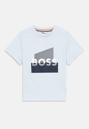 Fehér rövid ujjú baba póló két vállpattintóval, elöl sötétkék geometrikus grafika "BOSS" felirattal.