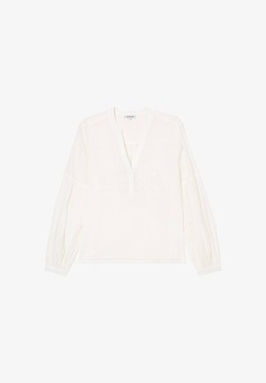 Blusa blanca con mangas largas suavemente abullonadas, un profundo escote en V y un sutil bordado floral en el frente, fabricada en un material ligero.