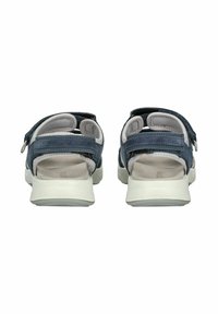 Niebieskie zamszowe sandały z regulowanymi paseczkami, wyściełanym tyłem i białą gumową podeszwą. Widok z tyłu ukazuje teksturowany wzór paska.