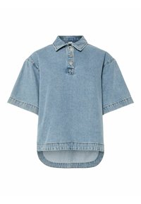 Polo shirt in denim di colore azzurro chiaro, con colletto classico, chiusura con bottoni, maniche corte e orlo curvo.