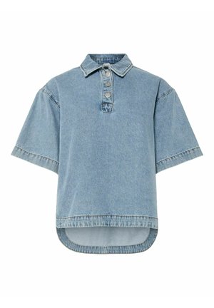 Polo shirt in denim di colore azzurro chiaro, con colletto classico, chiusura con bottoni, maniche corte e orlo curvo.