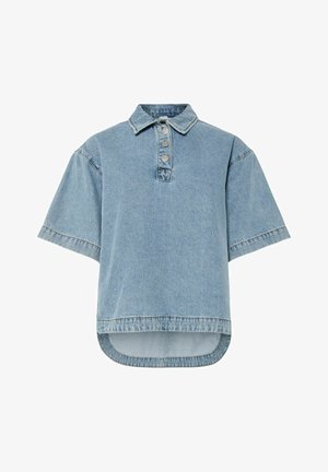 Polo shirt in denim di colore azzurro chiaro, con colletto classico, chiusura con bottoni, maniche corte e orlo curvo.