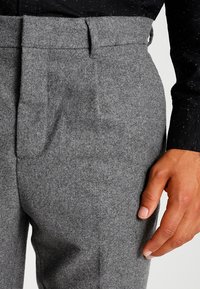 KIOMI Tygbyxor - mottled grey