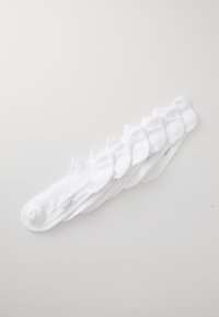 Conjunto de calcetines de algodón blanco, con un largo hasta la pantorrilla, puños acanalados y una textura suave. Cada calcetín muestra un logo sutil cerca del dedo del pie.