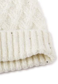 Witte gebreide beanie met een gestructureerd patroon en geribde omslag, versierd met subtiele pailletten voor wat sprankeling. Zacht materiaal met een fuzzy textuur.