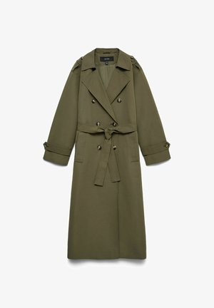 Lange dubbelgeknoopte trenchcoat in olijfgroen met brede revers, knoopmanchetten, schouderbandjes, zijzakken en een ceintuur die in een strik is vastgemaakt.