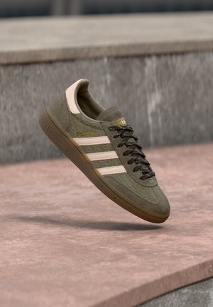 adidas Originals, HANDBALL SPEZIAL W UNISEX - Trainers - blanch brown/aurora coffee