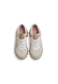 Ljus beige sneakers i mocka och läder, med en strukturerad design, rund tå och kontrasterande gummisula. Guldaccent med logotyp.