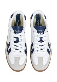 Λευκά και ναυτικά αθλητικά παπούτσια με σχέδιο δέσιμου κορδονιού, διαθέτοντας γυαλιστερό δερμάτινο επάνω μέρος, υφασμάτινη επένδυση και καφέ ελαστική σόλα.