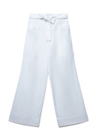 Pantaloni bianchi a gamba larga con vita cintata, dotati di due tasche frontali e realizzati in un tessuto liscio e strutturato. L'orlo è rifinito con un bordo pulito.
