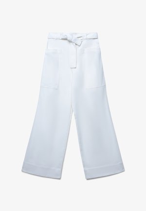 Pantaloni bianchi a gamba larga con vita cintata, dotati di due tasche frontali e realizzati in un tessuto liscio e strutturato. L'orlo è rifinito con un bordo pulito.