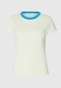 T-shirt à manches courtes en coton écru avec un col côtelé bleu. Présente un design simple et un encolure ronde.