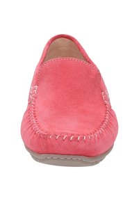 Koralle Wildleder Slipper mit abgerundeter Spitze, gestickten Details und einer flexiblen, beigefarbenen Gummisohle. Glatte Textur ohne sichtbare Beschläge.