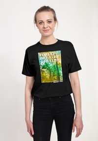 Černé tričko s krátkým rukávem s barevným grafickým motivem lesa a textem "FOREST BREATHE & BATHE" a "SHINRIN-YOKU" na spodní části.