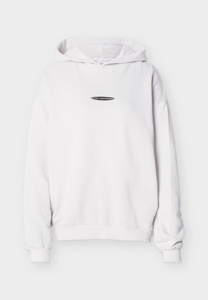 Sweat à capuche blanc avec un petit logo ovale noir et un texte blanc au centre de la poitrine, doté de poignets et d'un ourlet côtelés.