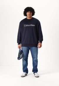 Calvin Klein HERO LOGO COMFORT - Mikina - night sky