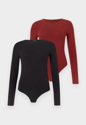 Due body a manica lunga, uno nero e uno rosso, realizzati in tessuto elasticizzato con scollo rotondo e chiusura a scatto nella parte inferiore.