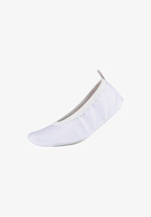 Witte stoffen balletschoenen met een ronde neus, elastische enkel en een gladde textuur. Lichtgewicht ontwerp geschikt voor casual gebruik.