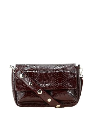 Borsa a mano lucida di colore rosso scuro con motivo a serpente testurizzato, patta frontale e tracolla regolabile con borchie e fibbie argentate.