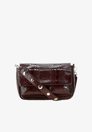 Bolso de mano brillante de color rojo oscuro con patrón texturizado de serpiente, solapa frontal y correa ajustable con tachuelas y cierres plateados.