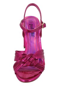Fuchsiametallic högklackad sandal med flätade remmar, ankelsplitt och öppen tå. Sulan har en slät, reflekterande yta.