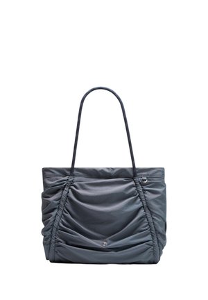 Bolso tote grande negro fruncido con tirantes finos para el hombro y un pequeño logo metálico circular en el centro delantero.