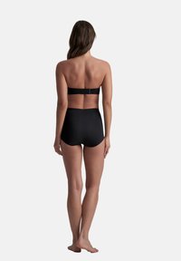 Černá bikiny set obsahující bezramínkový top s háčkovým uzávěrem a kalhotky s vysokým pasem. Hladká textilie se jednoduchým, klasickým designem.
