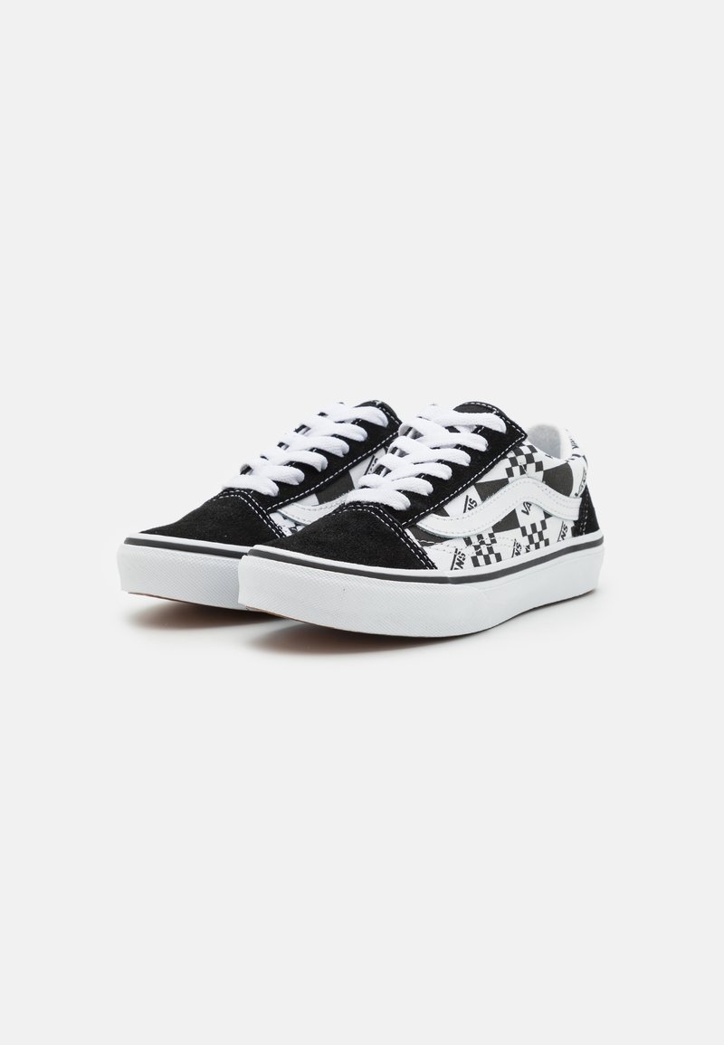 Czarno-białe sneakersy niskie z wzorem w kratkę, wykonane z zamszu i materiału kanvas, z białymi sznurówkami i gumowymi podeszwami.