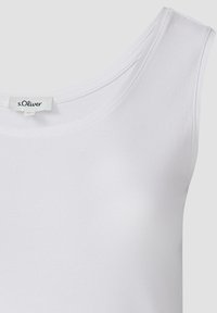 Witte mouwloze top met een ronde halslijn, gemaakt van een gladde stof. Heeft een s.Oliver label gestikt aan de halslijn.