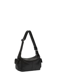 Sac en cuir noir porté épaule avec une seule sangle réglable, texture lisse, fermeture éclair et deux poches latérales pour un rangement supplémentaire.