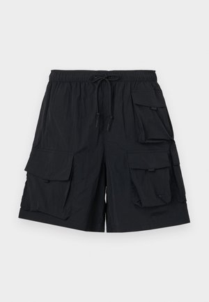 Mustad musta värvi cargo lühikesed püksid, mis on valmistatud kergest kangast. Need sisaldavad mitmeid suuri taskuid, elastset vöökohta ja nööriga, ning silmapaistva sileda tekstuuri.