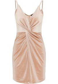 Różowa aksamitna sukienka na cienkich ramiączkach, z skręconym przodem, marszczonym wzorem i długością do kolan.