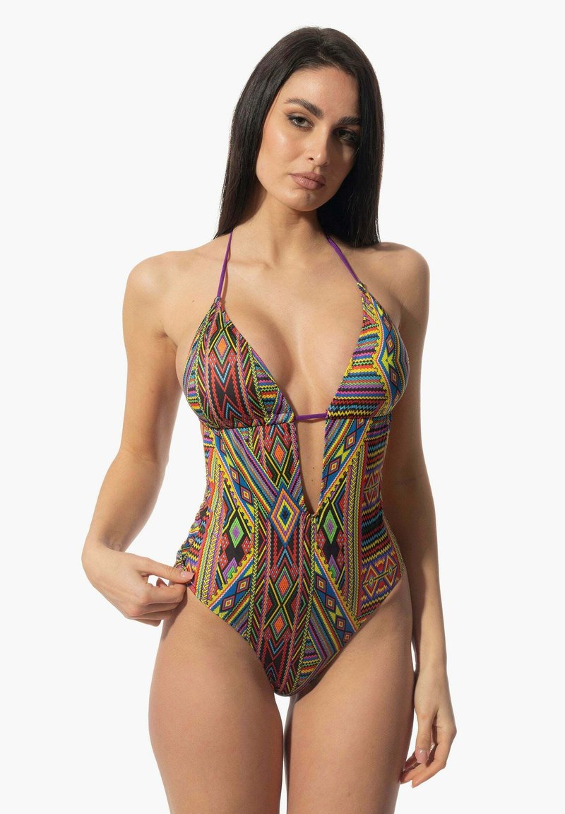 Bañador de una pieza colorido con patrones geométricos en rojo, amarillo y azul. Presenta un escote en V profundo y tirantes en estilo halter.