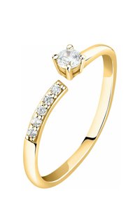 Guldring med en central rund diamant som är infattad i ett sexklorigt fäste, med mindre diamanter längs ringen som accent.