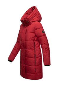Manteau d'hiver long matelassé rouge avec capuche, boutons sur le devant, poches zippées et poignets intérieurs noirs, présenté en vue trois-quarts.