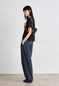 Calvin Klein RELOCK SHOULDER BAG - Rankinė - palm green
