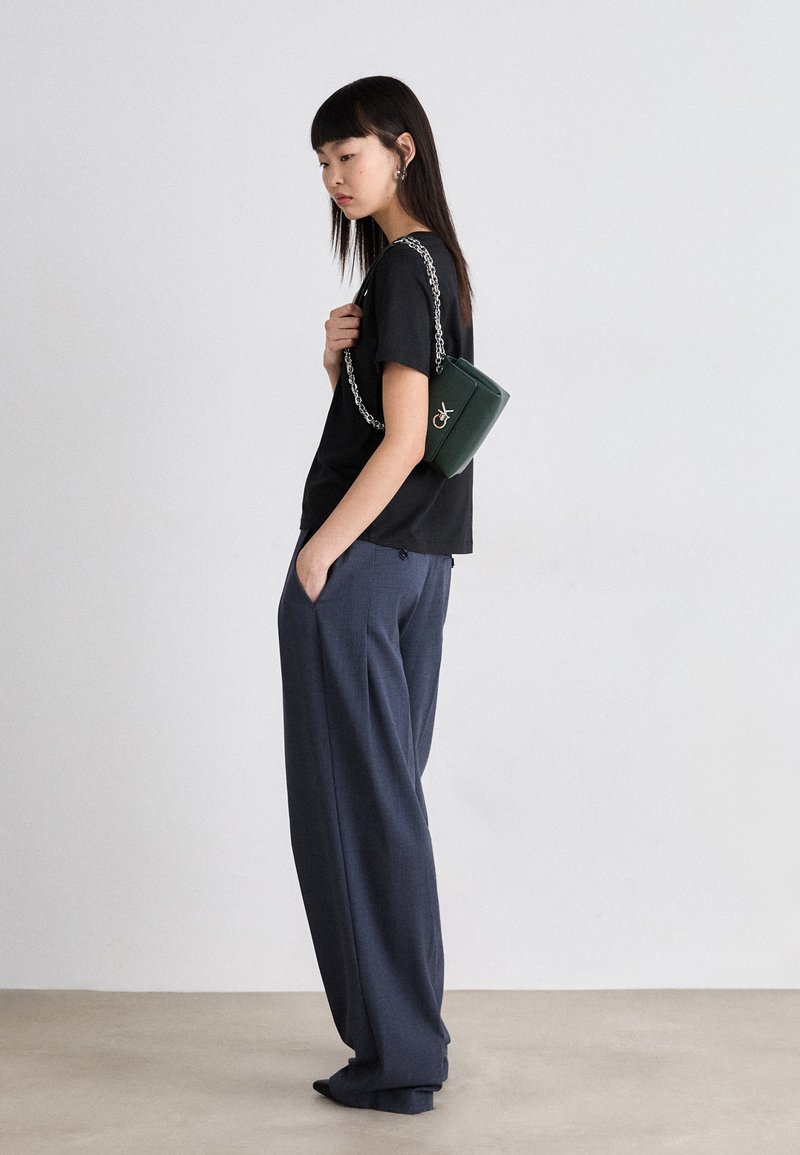 Calvin Klein RELOCK SHOULDER BAG - Rankinė - palm green