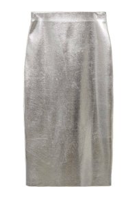 Jupe crayon métallique argentée avec une texture lisse et brillante, taille haute et coupe longueur genoux. Aucun fermoir ni embellissement visible.