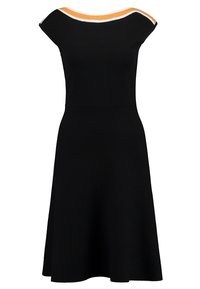 Černé bezramínkové šaty ve tvaru A s širokým lodním výstřihem, který má bílé a oranžové pruhy.